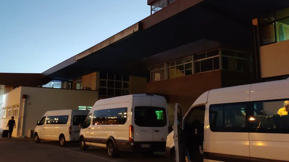 Flota de Transfer Valdivia esperando en el aeropuerto Pichoy
